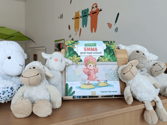 knuffels en een boekje op een kast